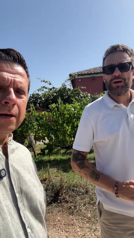 Fabrizio e Andrea durante la visita alla Cantina del Tufaio